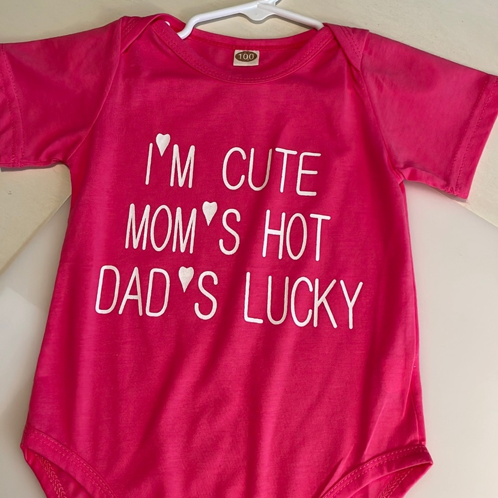 NWOT I’m cute, Mom’s Hot, Dad’s Lucky Onesie Size 24 months k